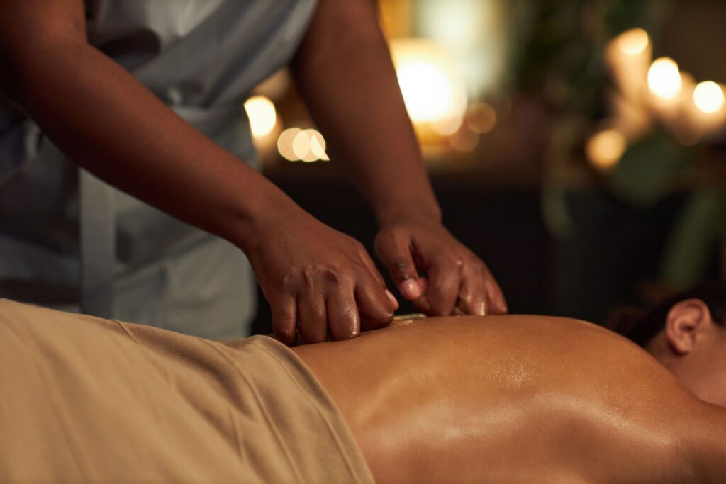Une pratique ancestrale issue de Bali en Indonésie. Ces lissages lents et appuyé permettent de se poser, il combine également des mouvements de pétrissages avec une pression allant de moyenne à forte. Conçu pour promouvoir un profond relâchement.