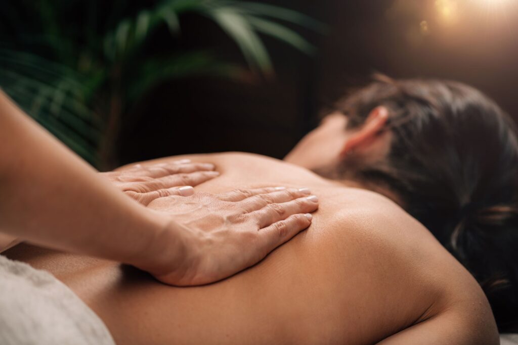 Le massage californien se caractérise par des mouvements longs, fluides et enveloppants. Le masseur utilise des gestes doux et harmonieux. Il peut inclure des techniques de pétrissages légers, d'effleurages, de pressions douces. C'est le plus soft et cocooning de la carte !