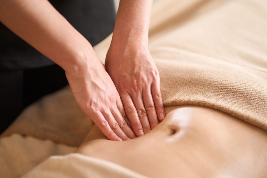 Le Chi Nei Tsang est une technique de massage issue de la tradition taoïste, vieille de plusieurs millénaires. Elle s’appuie sur les principes de la médecine chinoise, selon lesquels chaque organe est lié à des émotions. Cette méthode vise à libérer les tensions et à aider le corps à s’autoréguler.