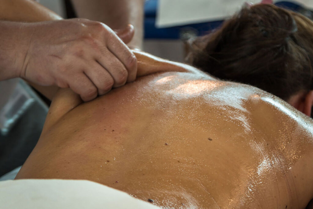 Le massage deep tissue se concentre sur les couches profondes des muscles. Contrairement à certains massages plus légers qui ciblent principalement la détente, le deep tissue vise à se focaliser uniquement sur les tensions musculaires.