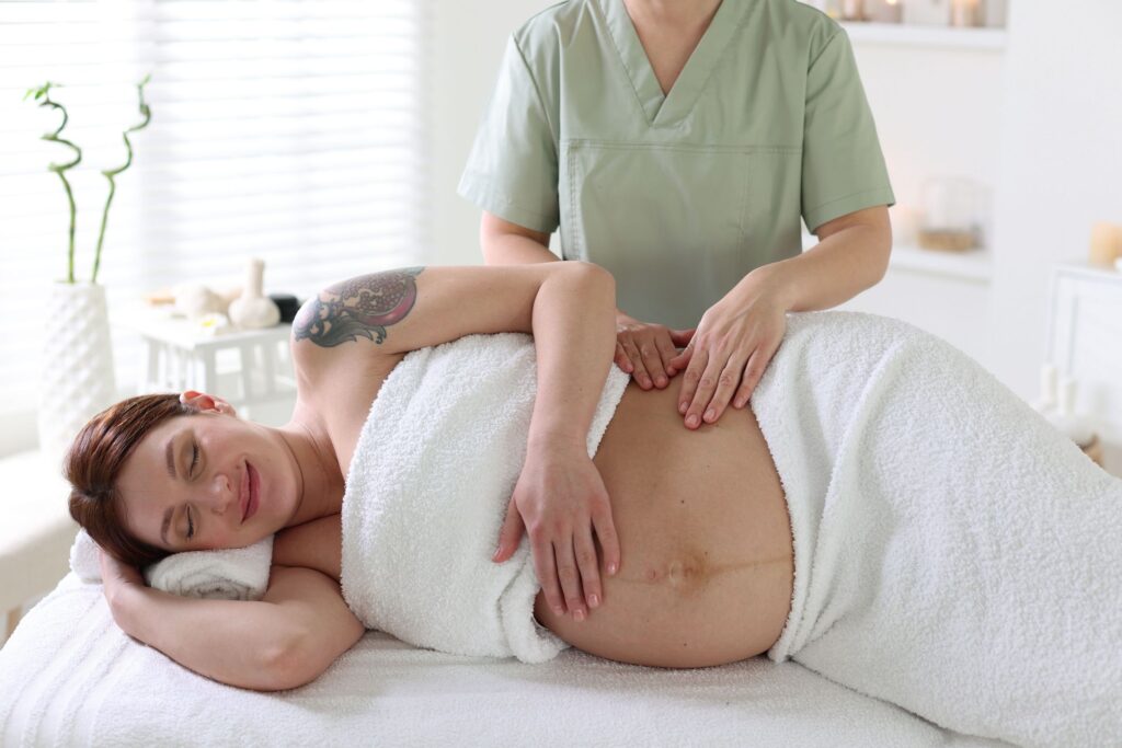 C'est un massage tout en douceur, réalisé à partir du deuxième trimestre (4ème mois). Il se pratique en position latérale et/ou sur le dos à l'aide de coussins pour garantir un confort total et protéger le ventre. Les gestes sont lents, enveloppants et nous utilisons des huiles végétales neutres (sans huiles essentielles) pour nourrir la peau.