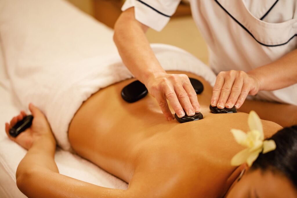 C'est une technique de massage qui implique l'utilisation de pierres de roches volcaniques lisses et chauffées pour masser le corps. Cette pratique combine les bienfaits du massage classique de la main du masseur et l'utilisation des pierres chaudes.