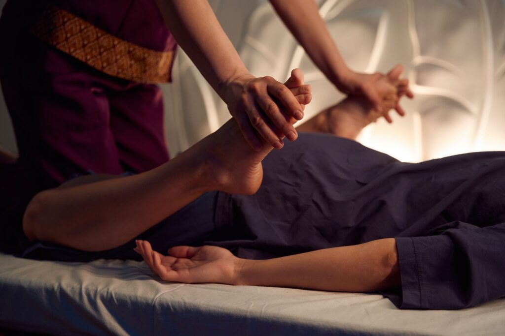 Des techniques ancestrales, un massage fait de pressions lentes et appuyées. Il se pratique à l'huile ou en restant habillé et incorpore de nombreux étirements.